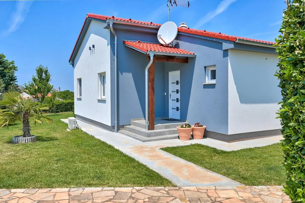 Casa de Férias Holiday House Mirna With Swimming Pool And Jacuzzi Pula